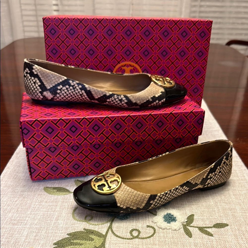 Tory Burch Gold Logo Snake-Print Chelsea Patent/Leather Ballet Flats Black/Tan 8